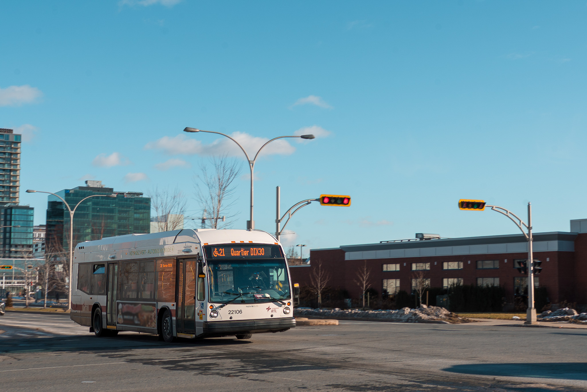 Un autobus circule dans la rue avec des passagers à bord.