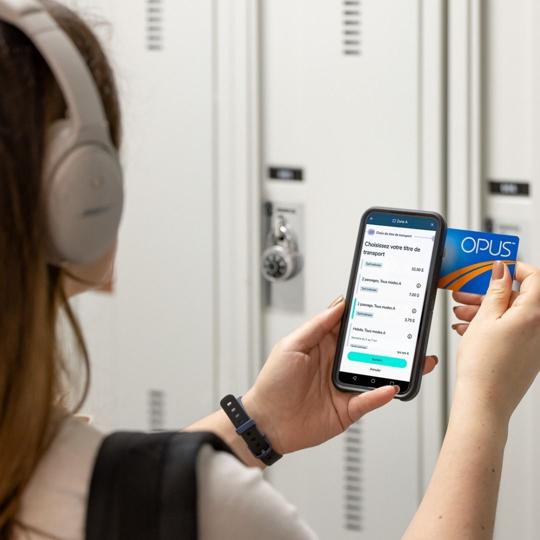 Une personne qui recharge sa carte OPUS par téléphone