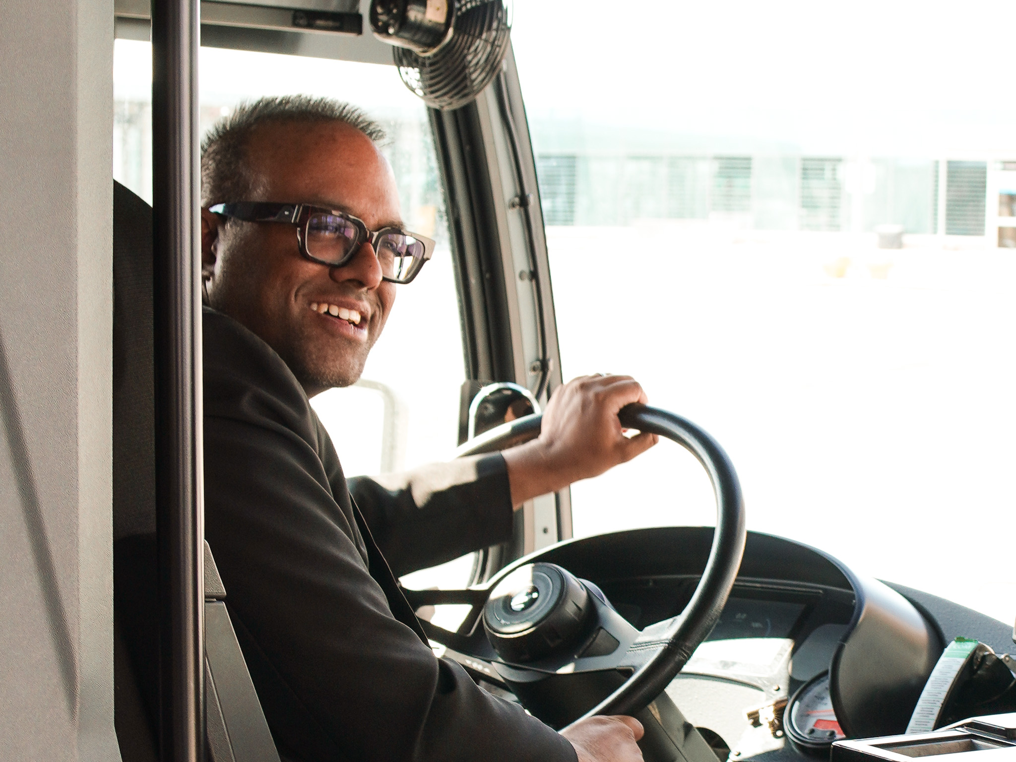 Un chauffeur du RTL qui accueille des passagers dans son autobus