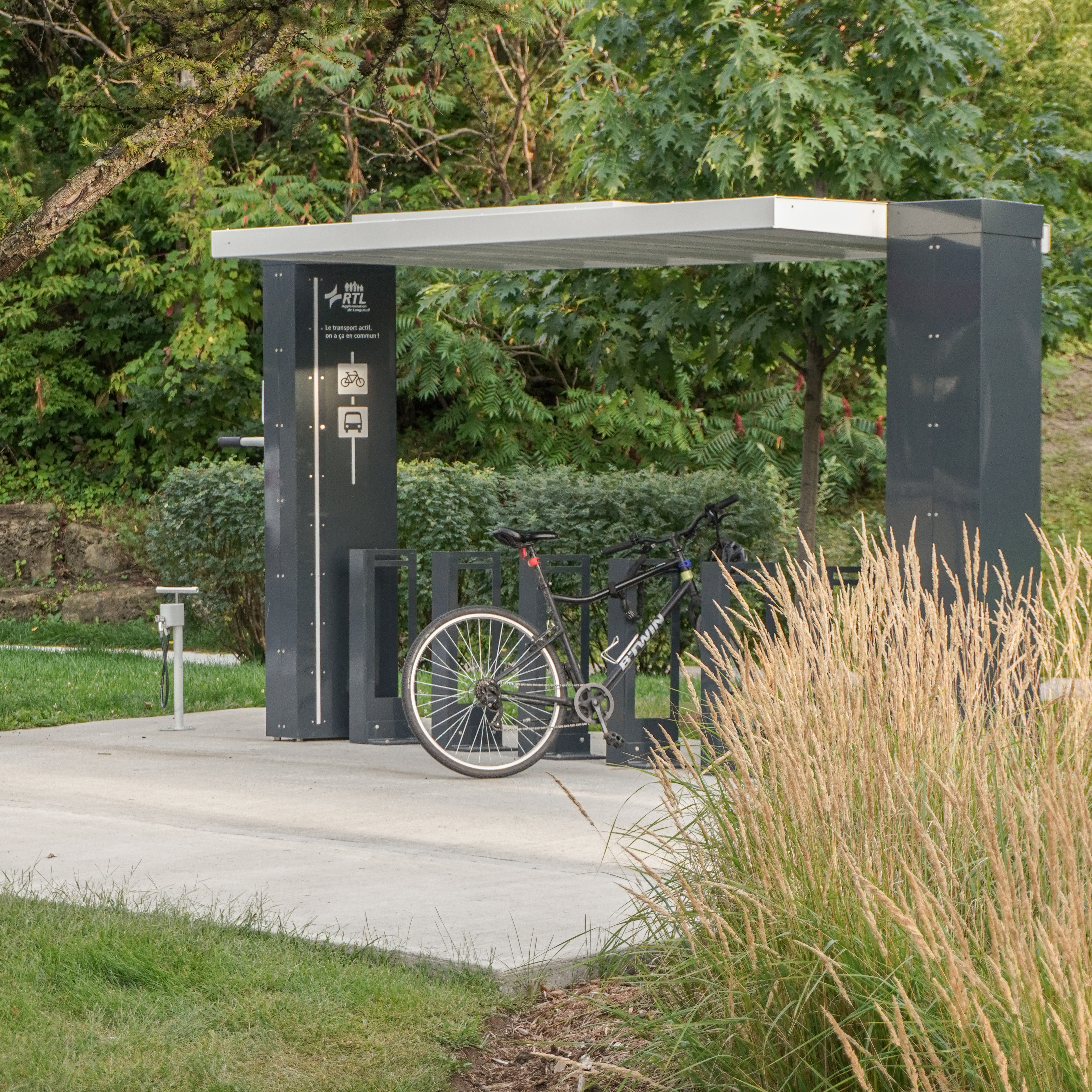 Abribus avec un vélo