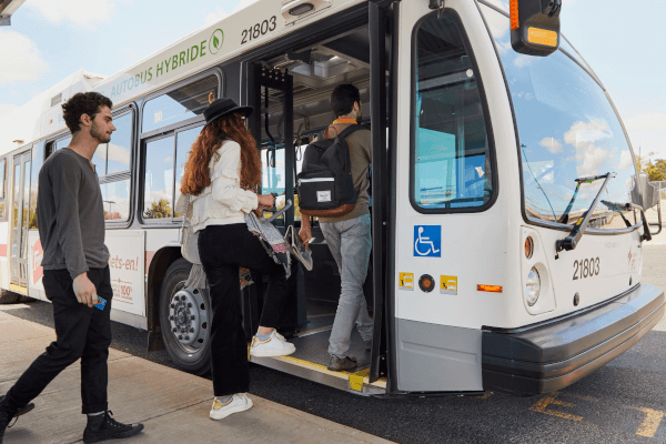 Personnes en train de monter dans l’autobus du RTL